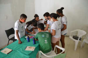 Crianças recebendo aulas de educação socioambiental