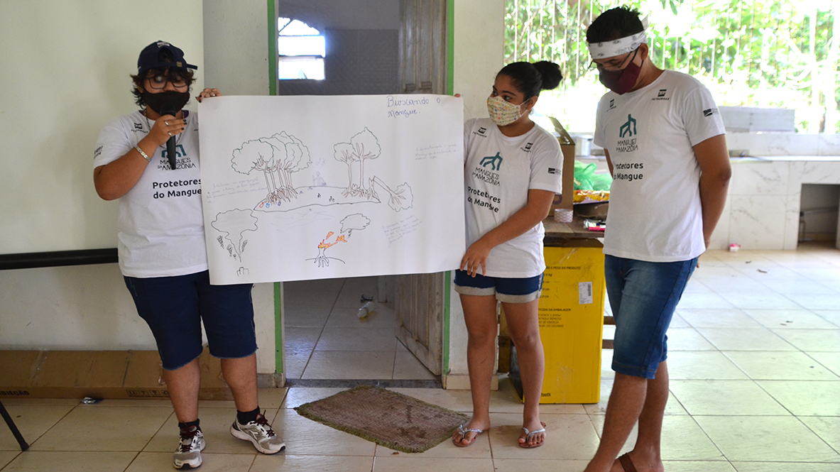 3 alunos do projeto Protetores do Mangue segurando um cartaz da apresentação sobre a preservação do manguezal